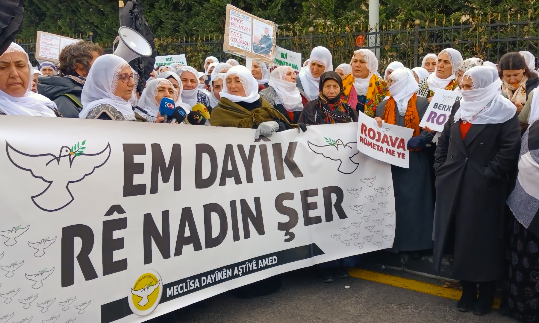 Barış Annelerinin Barış Taleplerini Destekliyor, Savaşa Karşı Barışı, Ölüme Karşı Yaşamı Savunmaya Çağırıyoruz